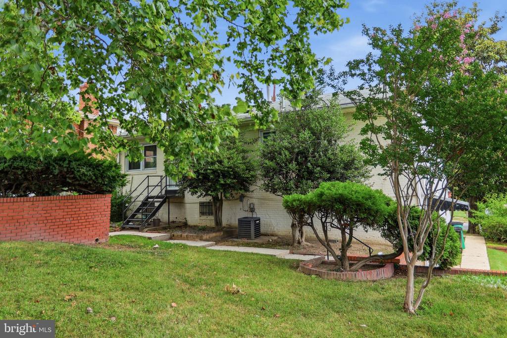 907 LURAY PLACE