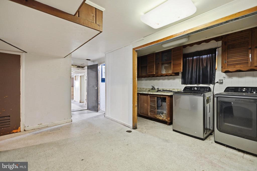 907 LURAY PLACE