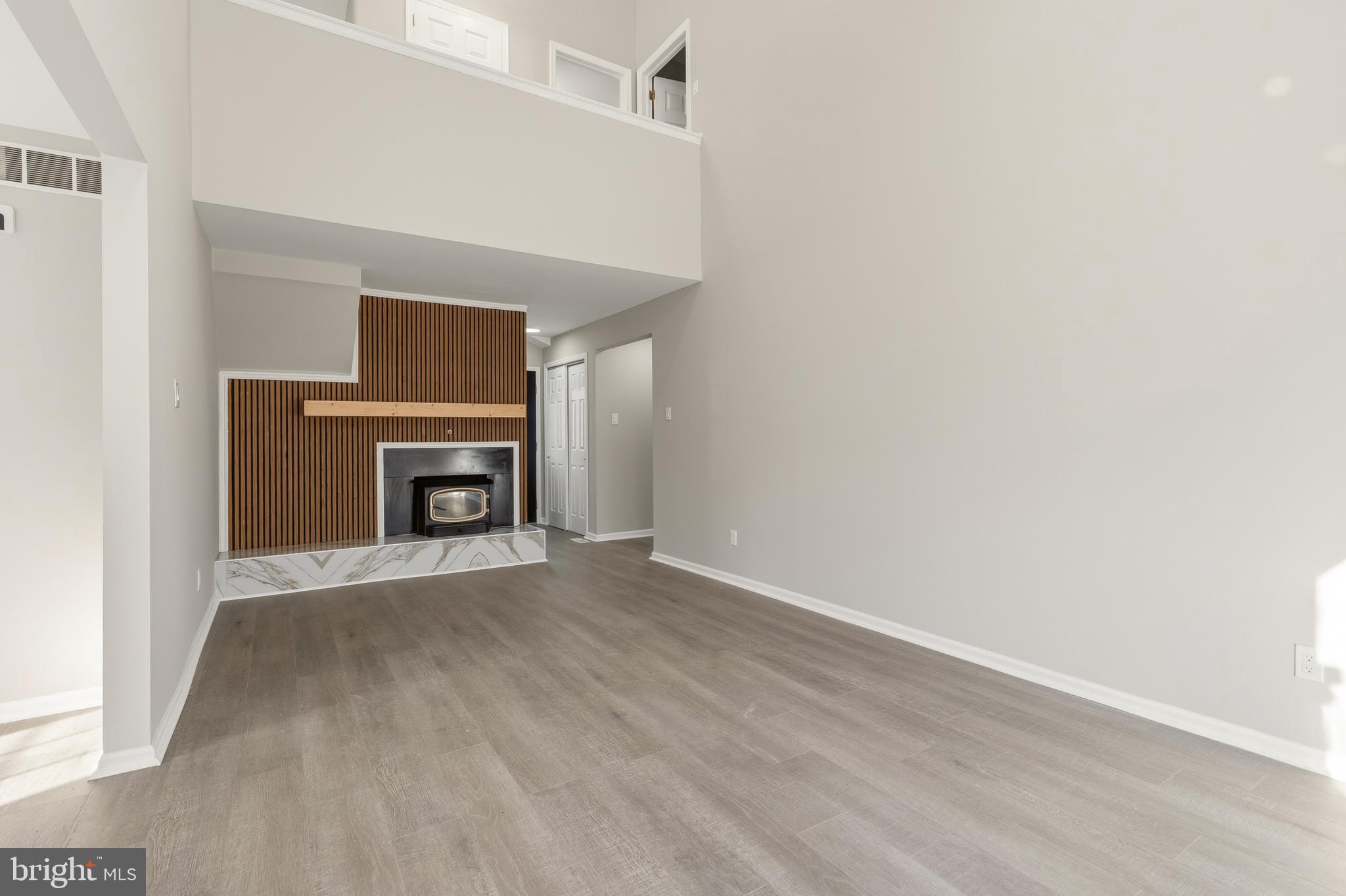221 OAK LANE