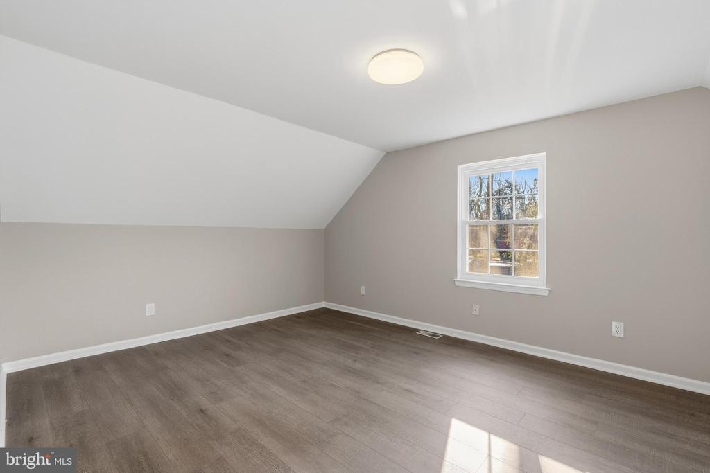221 OAK LANE
