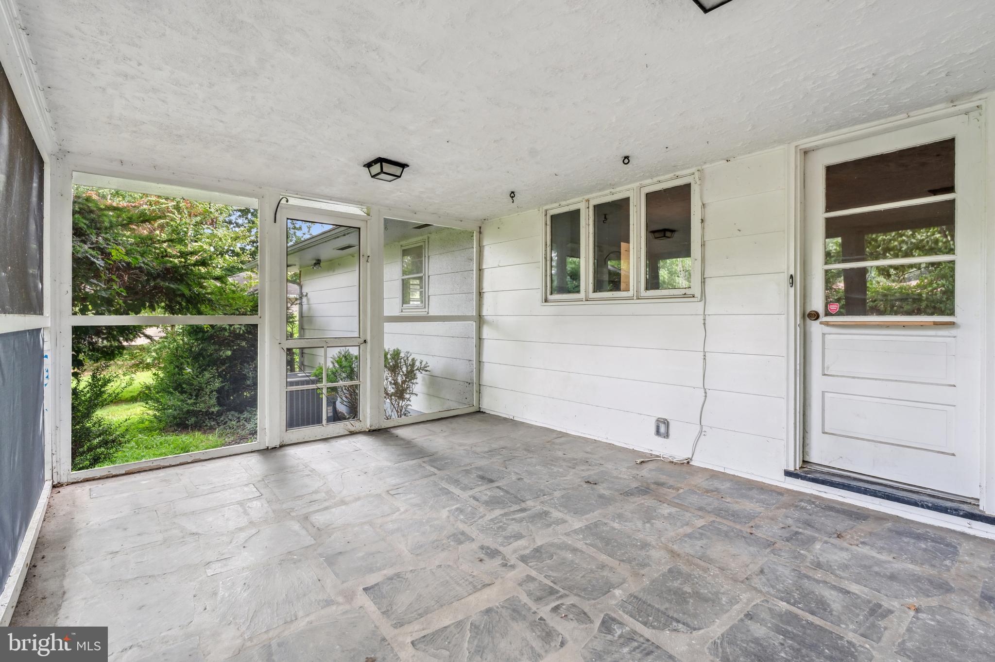 27 Woodcrest Ave