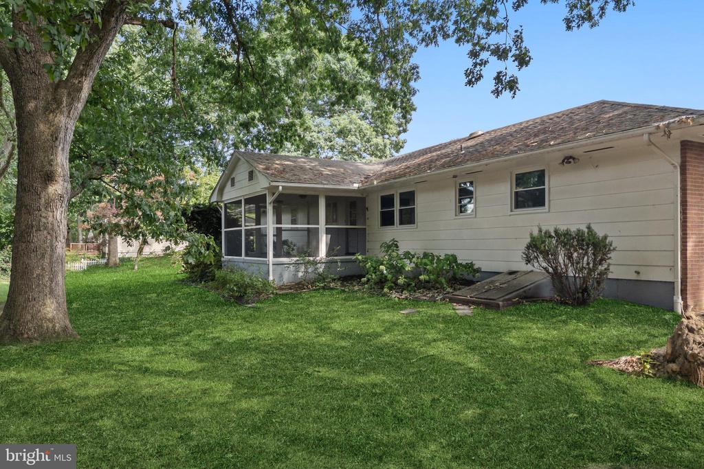 27 Woodcrest Ave