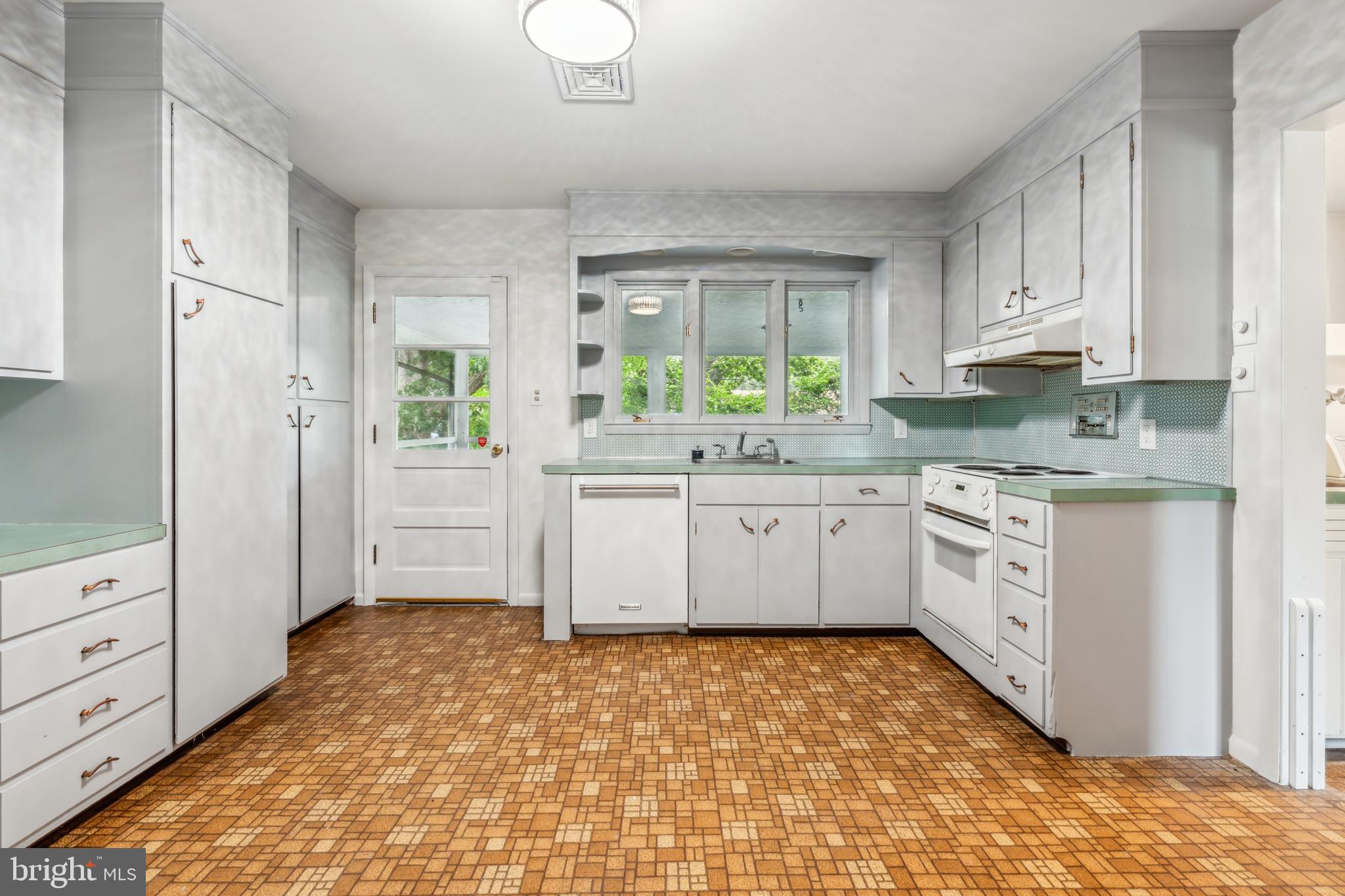 27 Woodcrest Ave