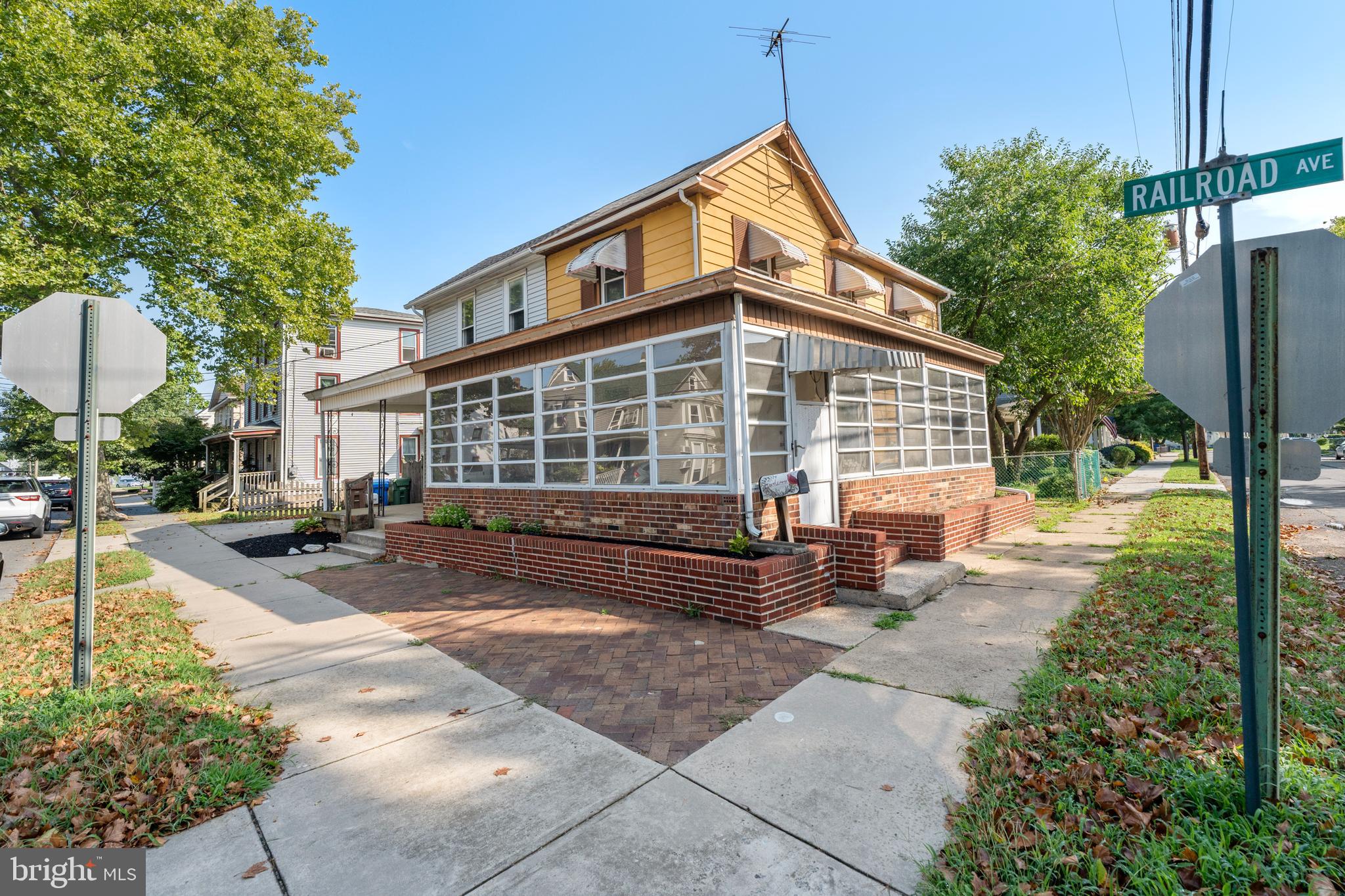 411 2nd St