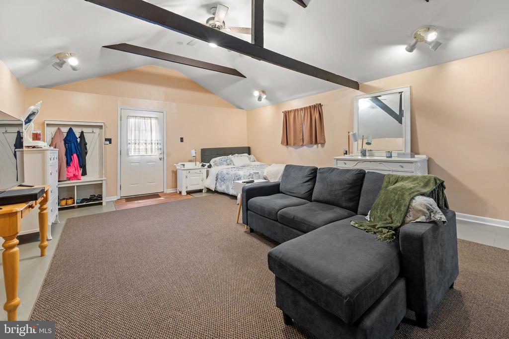 1060 Davisville Rd