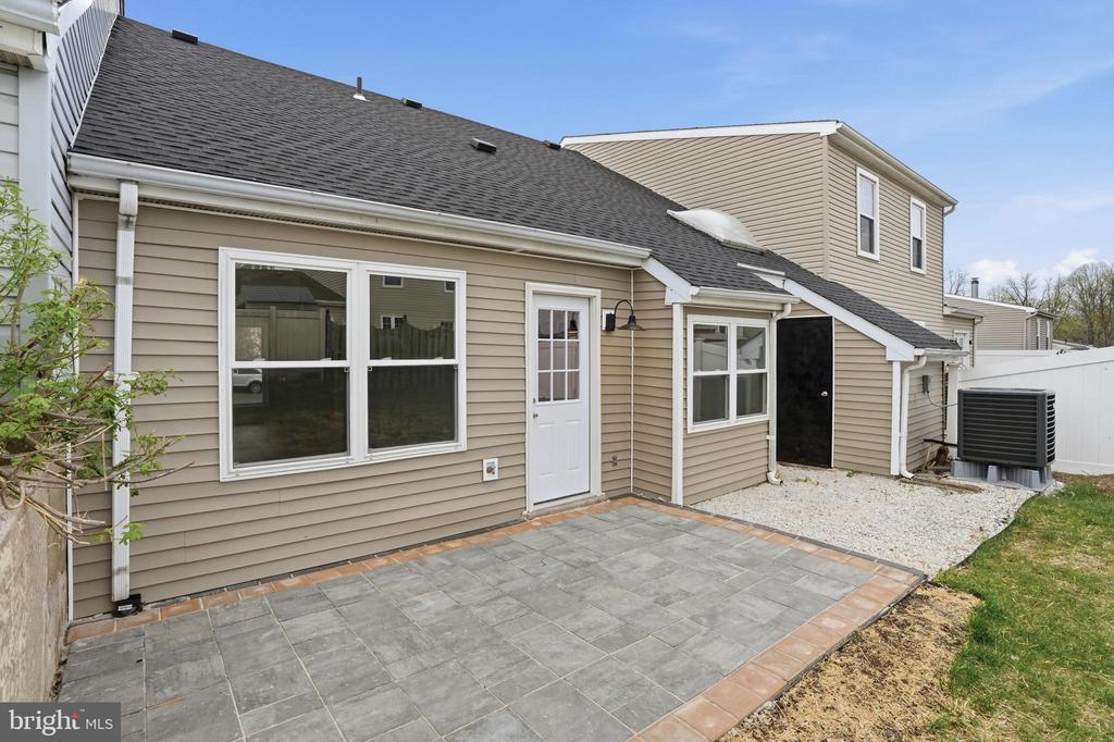 6687 PICKWICK COURT