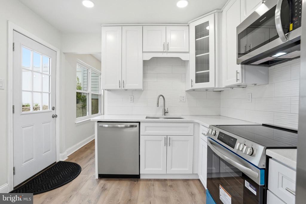 6687 PICKWICK COURT