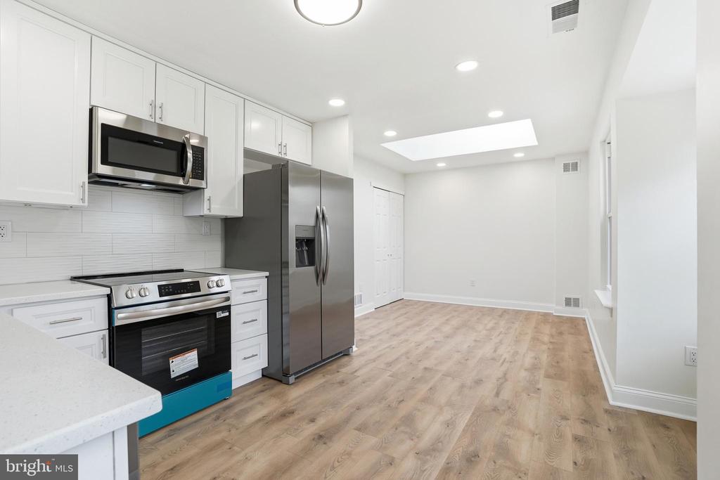 6687 PICKWICK COURT