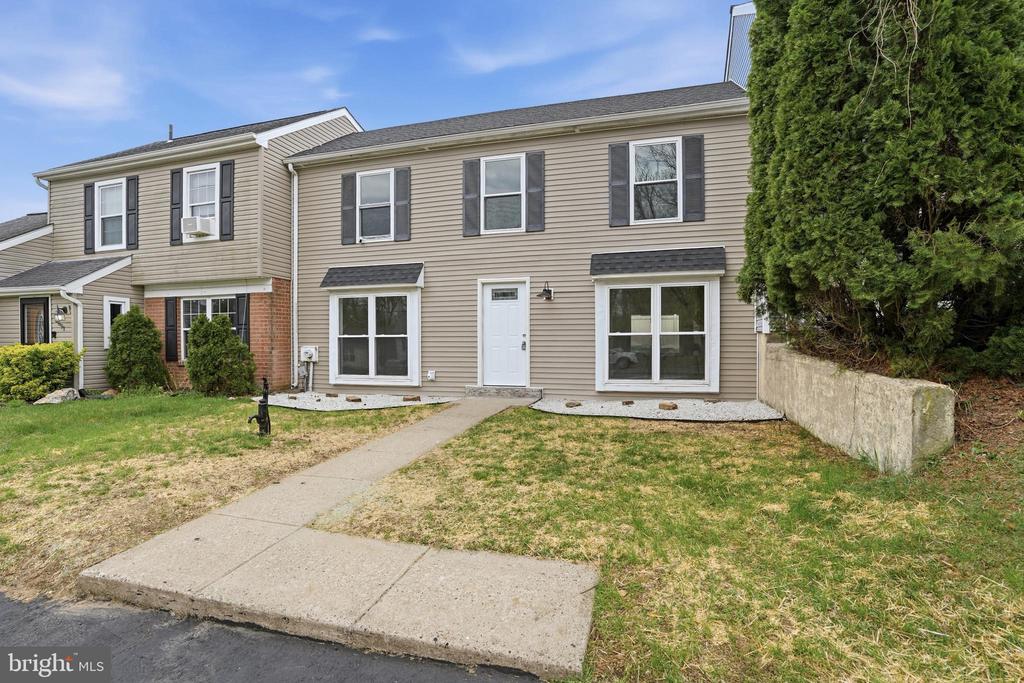 6687 PICKWICK COURT