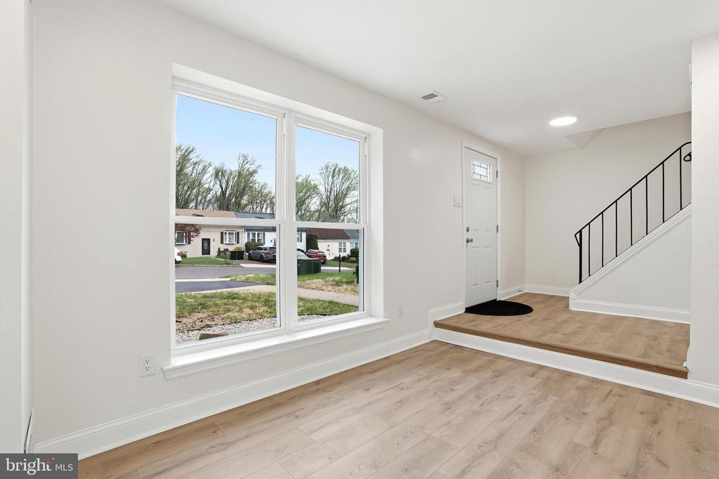 6687 PICKWICK COURT
