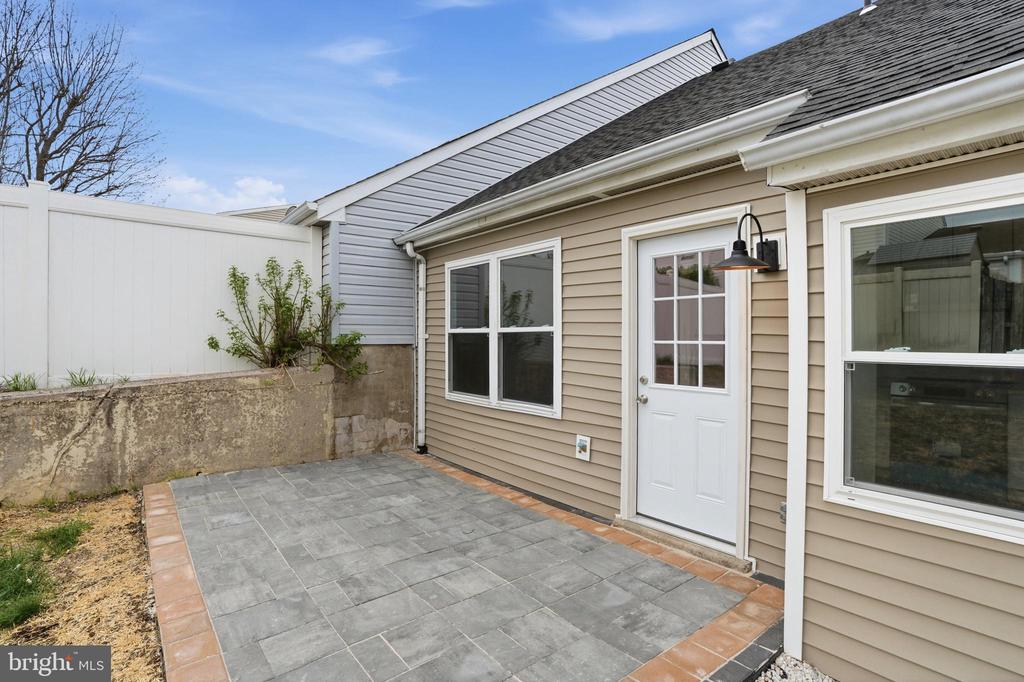 6687 PICKWICK COURT