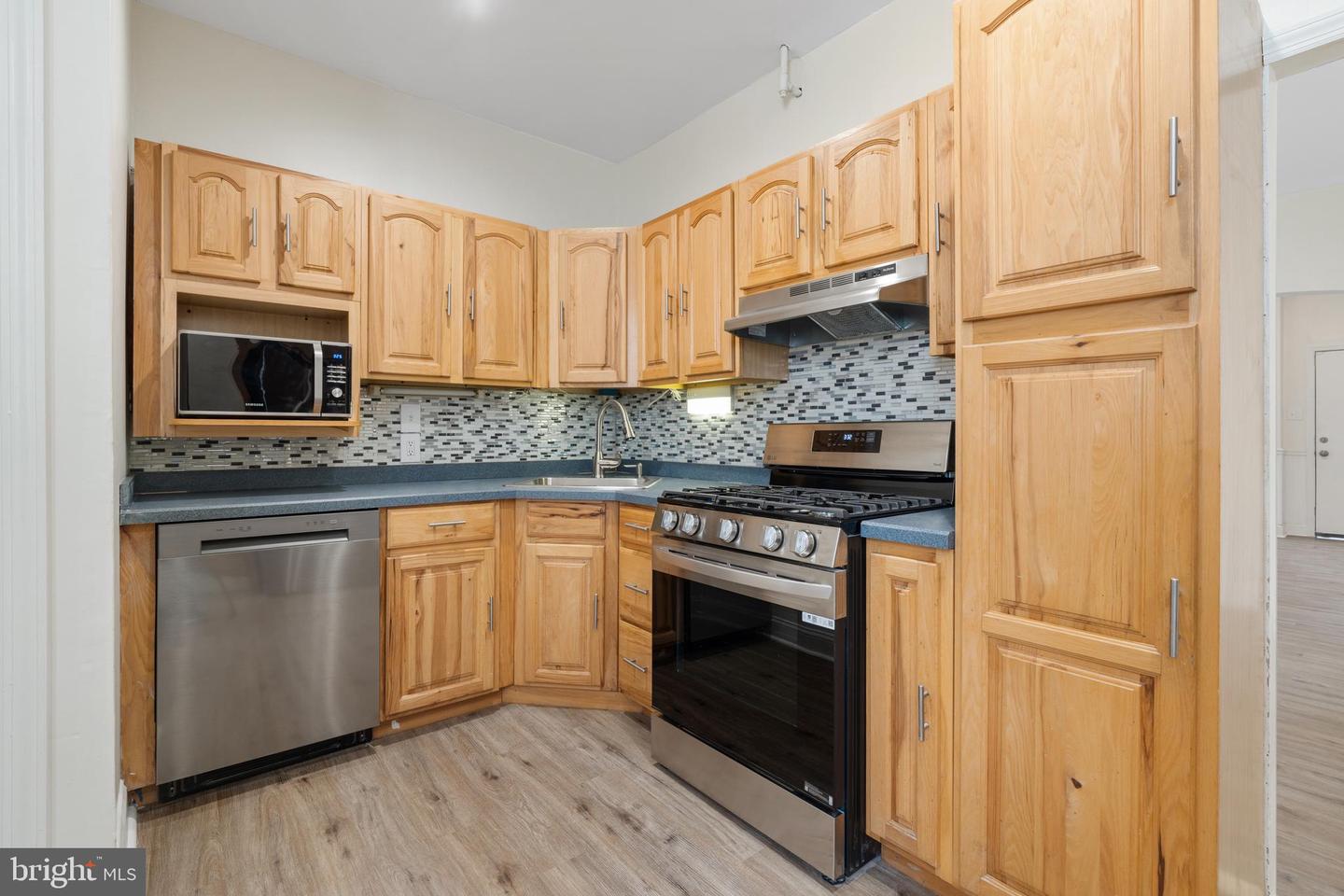 16 Ridgeway Ave