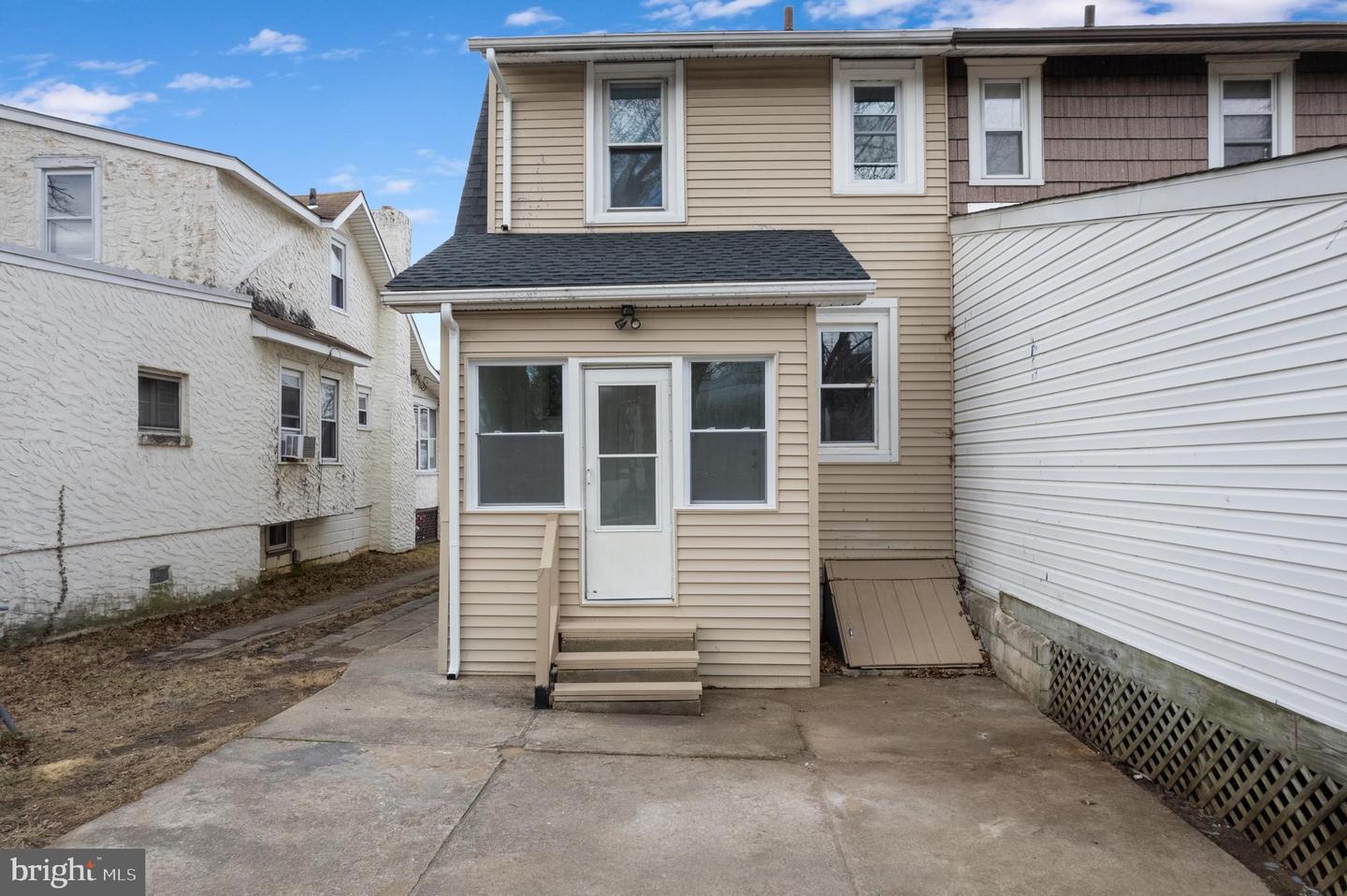 16 Ridgeway Ave
