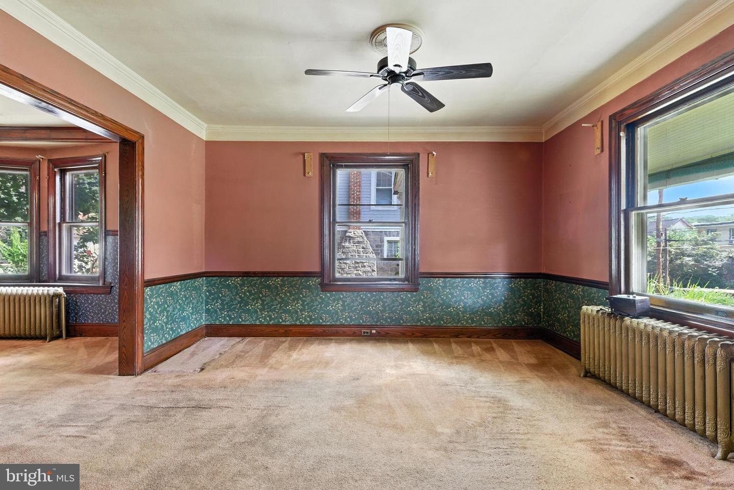 35 E Knowles Ave