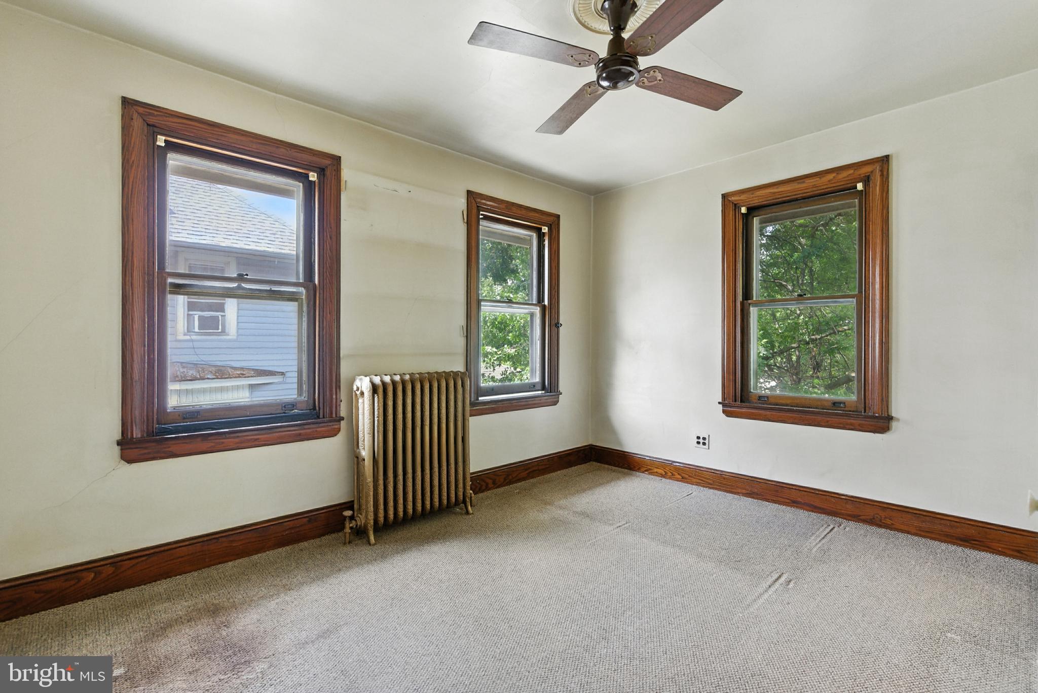 35 E Knowles Ave