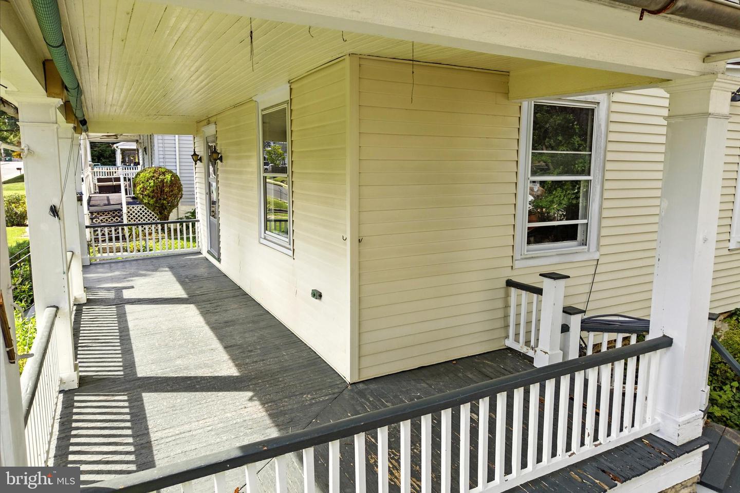 35 E Knowles Ave