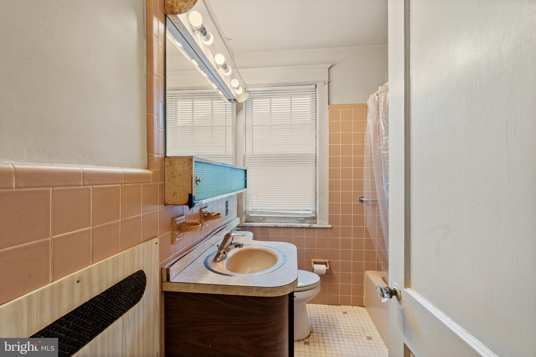 4608 WOODLAND AVENUE