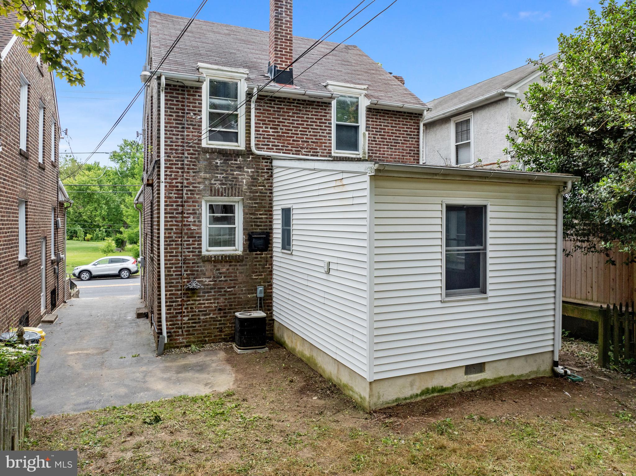 809 E Mermaid Ln