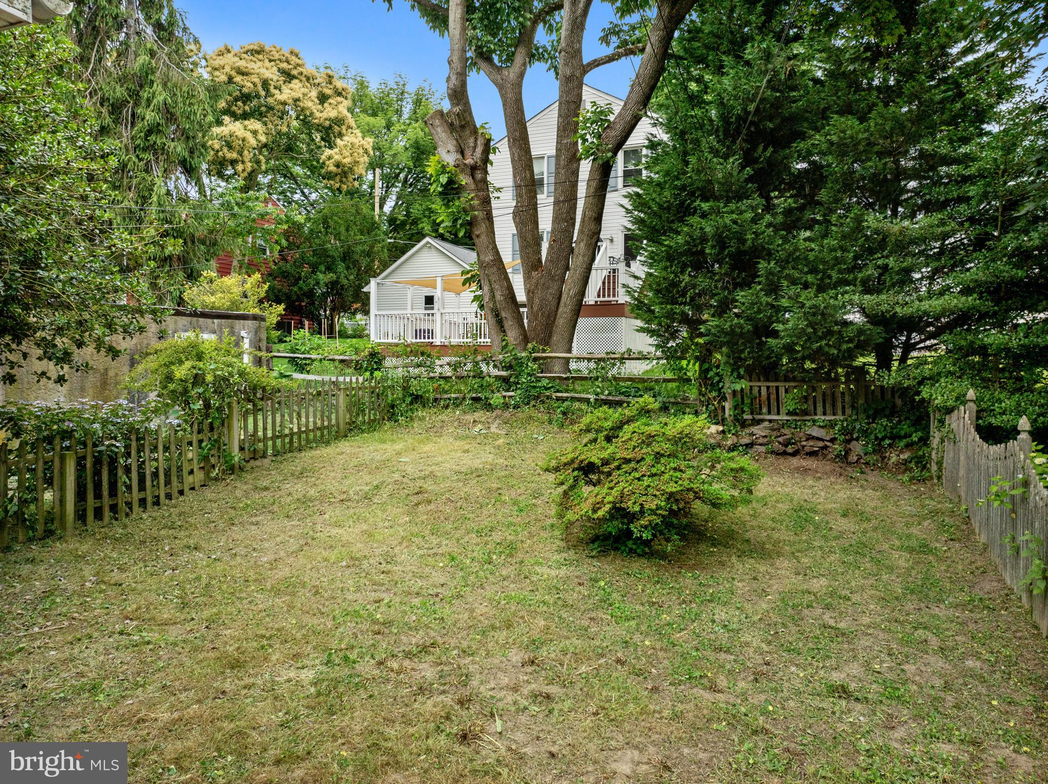 809 E Mermaid Ln