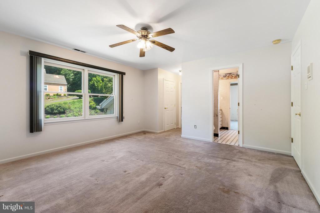 3323 Manor Rd