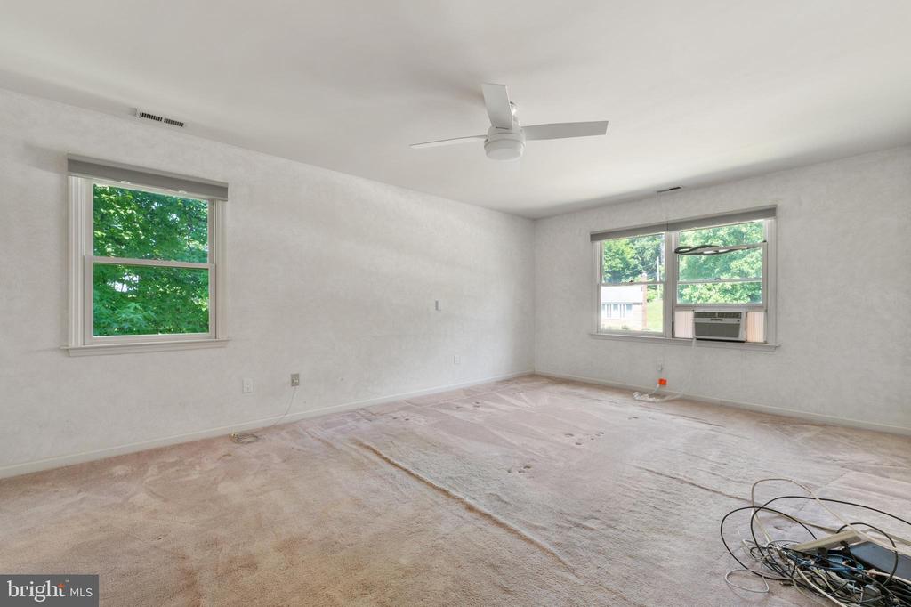 3323 Manor Rd