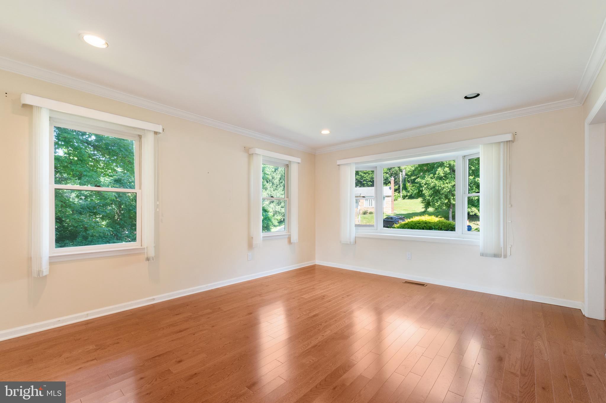 3323 Manor Rd