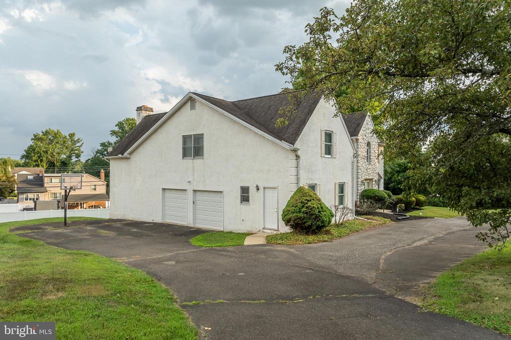 3323 Manor Rd