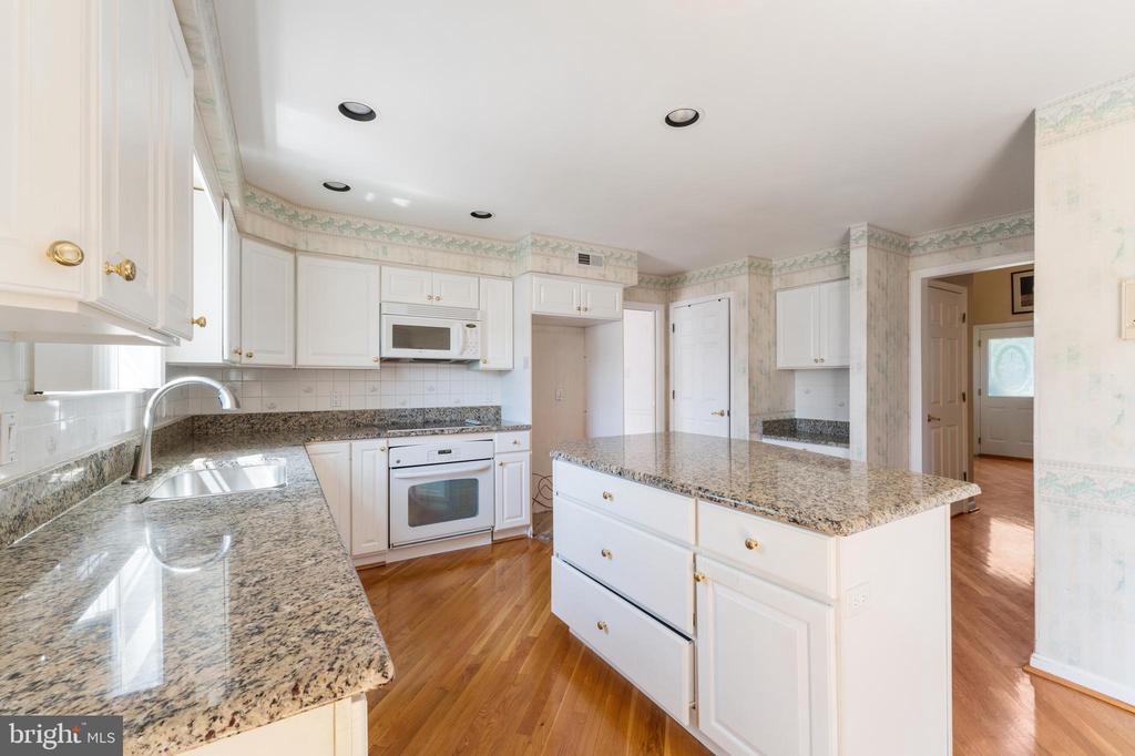 3323 Manor Rd