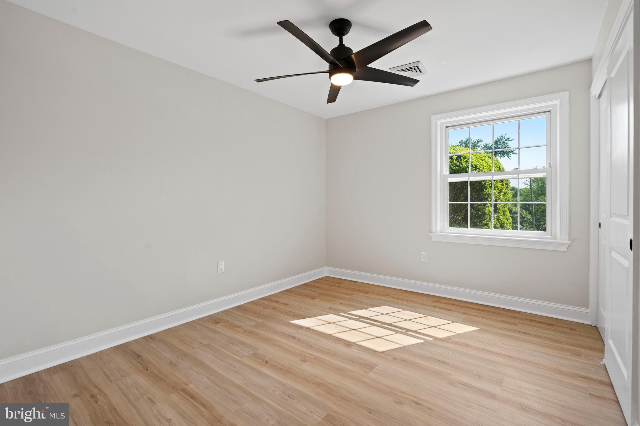 285 W 3rd Ave