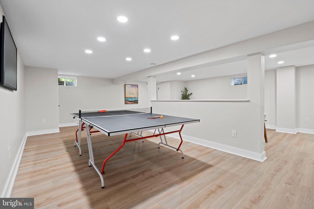 285 W 3rd Ave