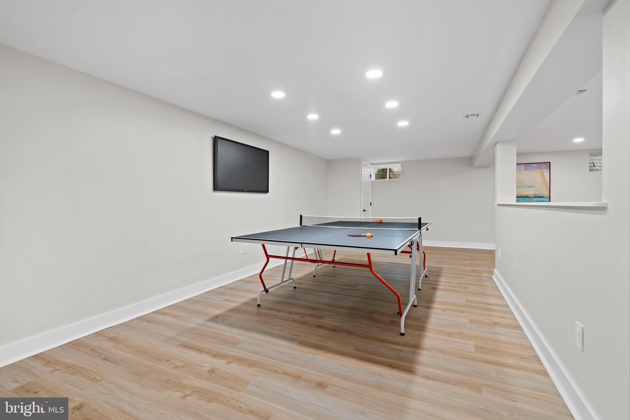 285 W 3rd Ave