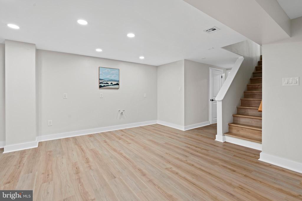 285 W 3rd Ave