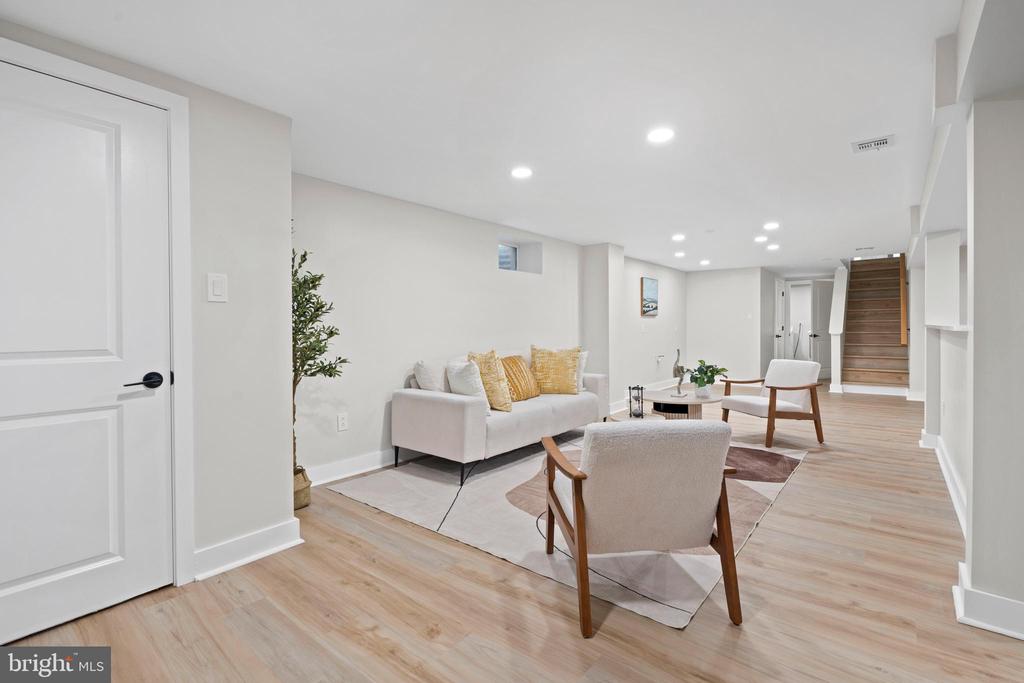 285 W 3rd Ave
