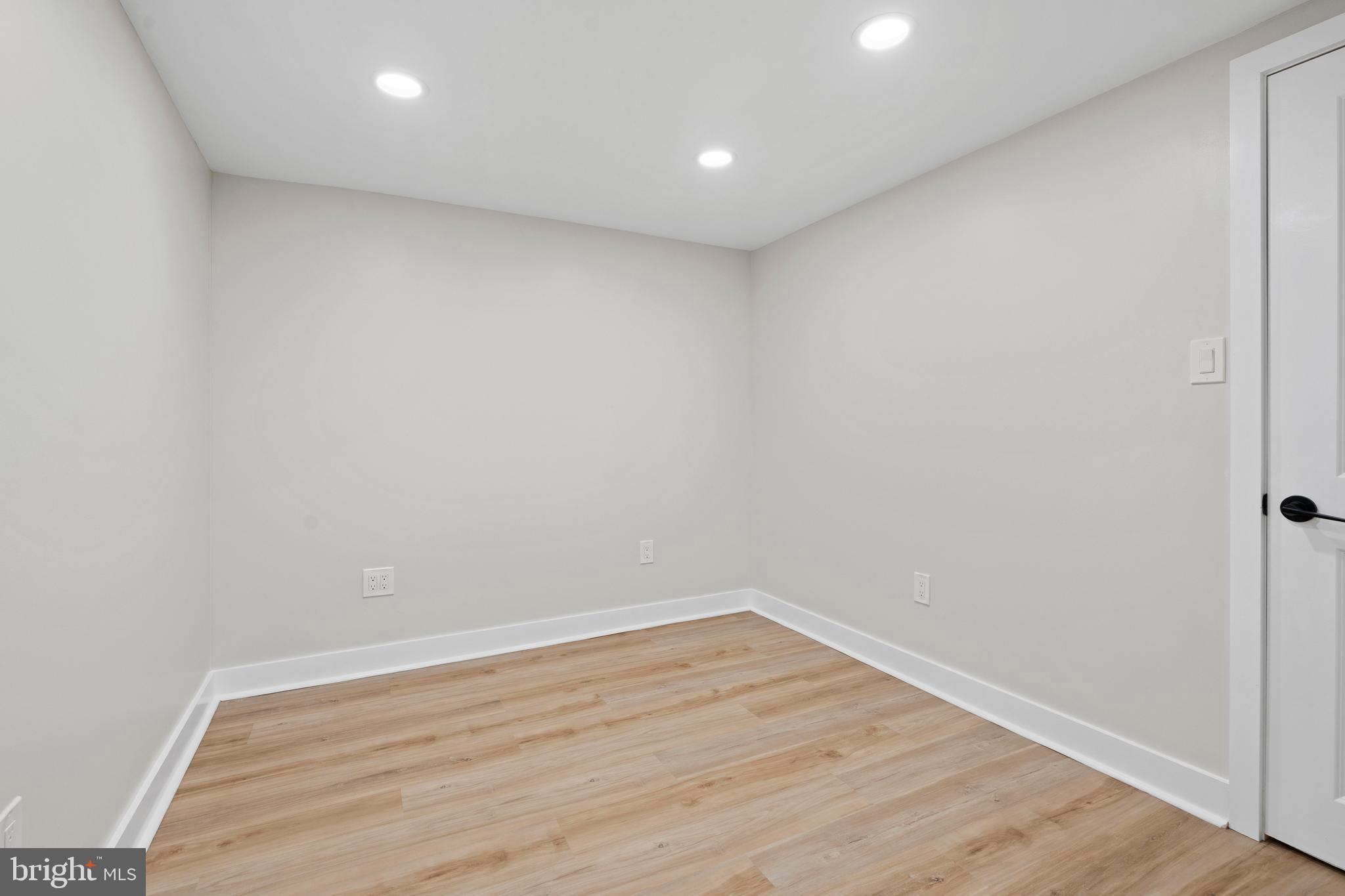 285 W 3rd Ave