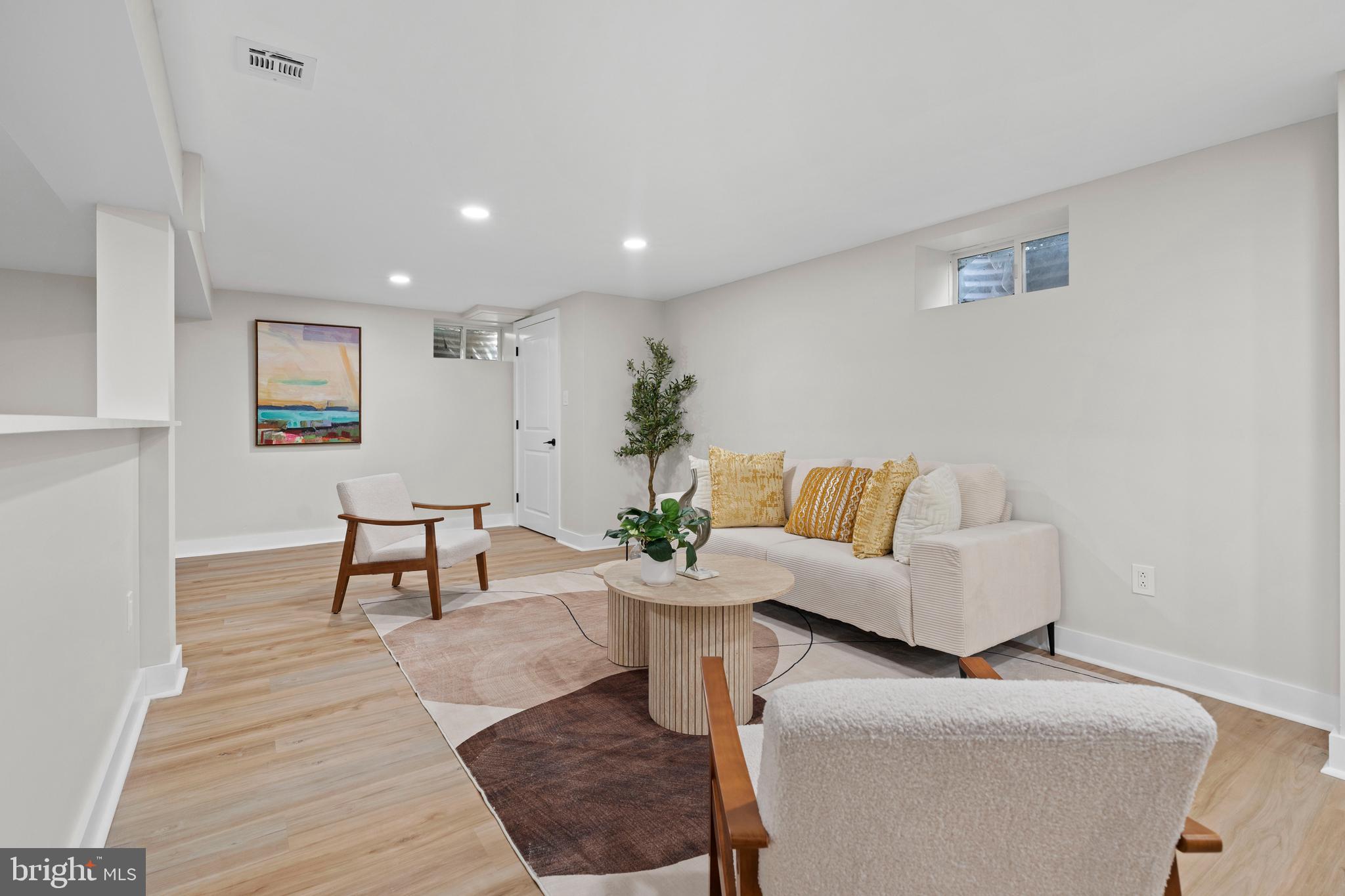 285 W 3rd Ave