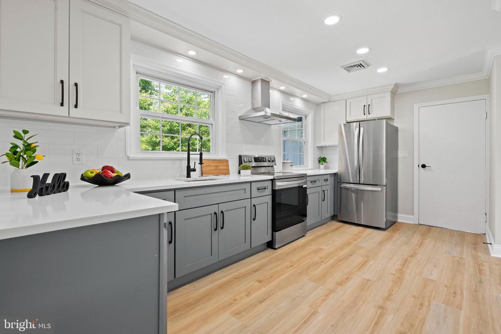285 W 3rd Ave