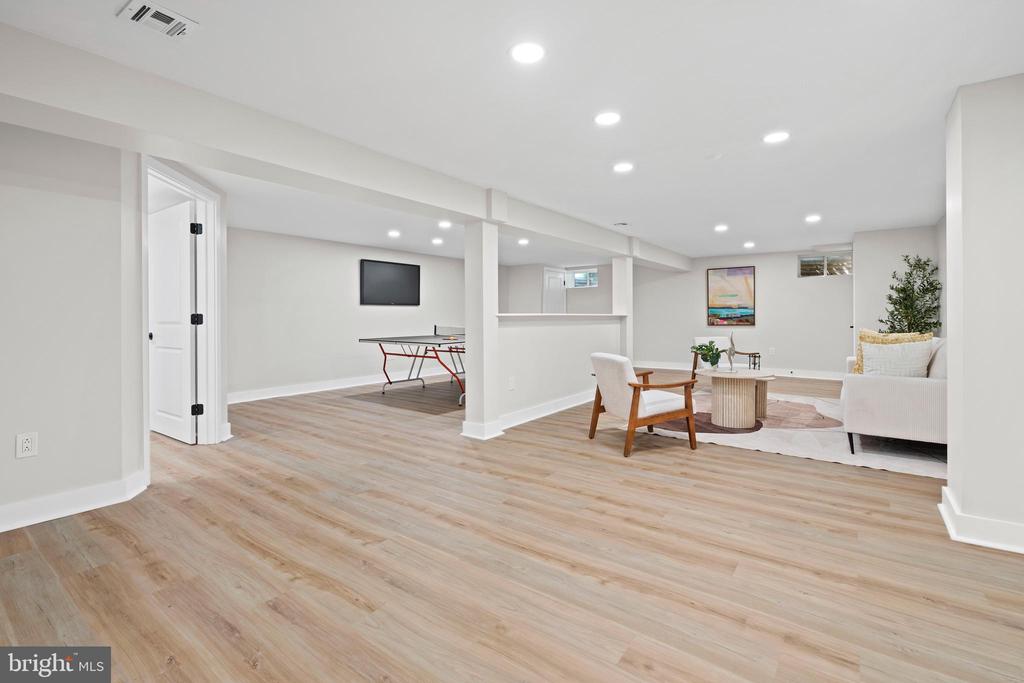285 W 3rd Ave