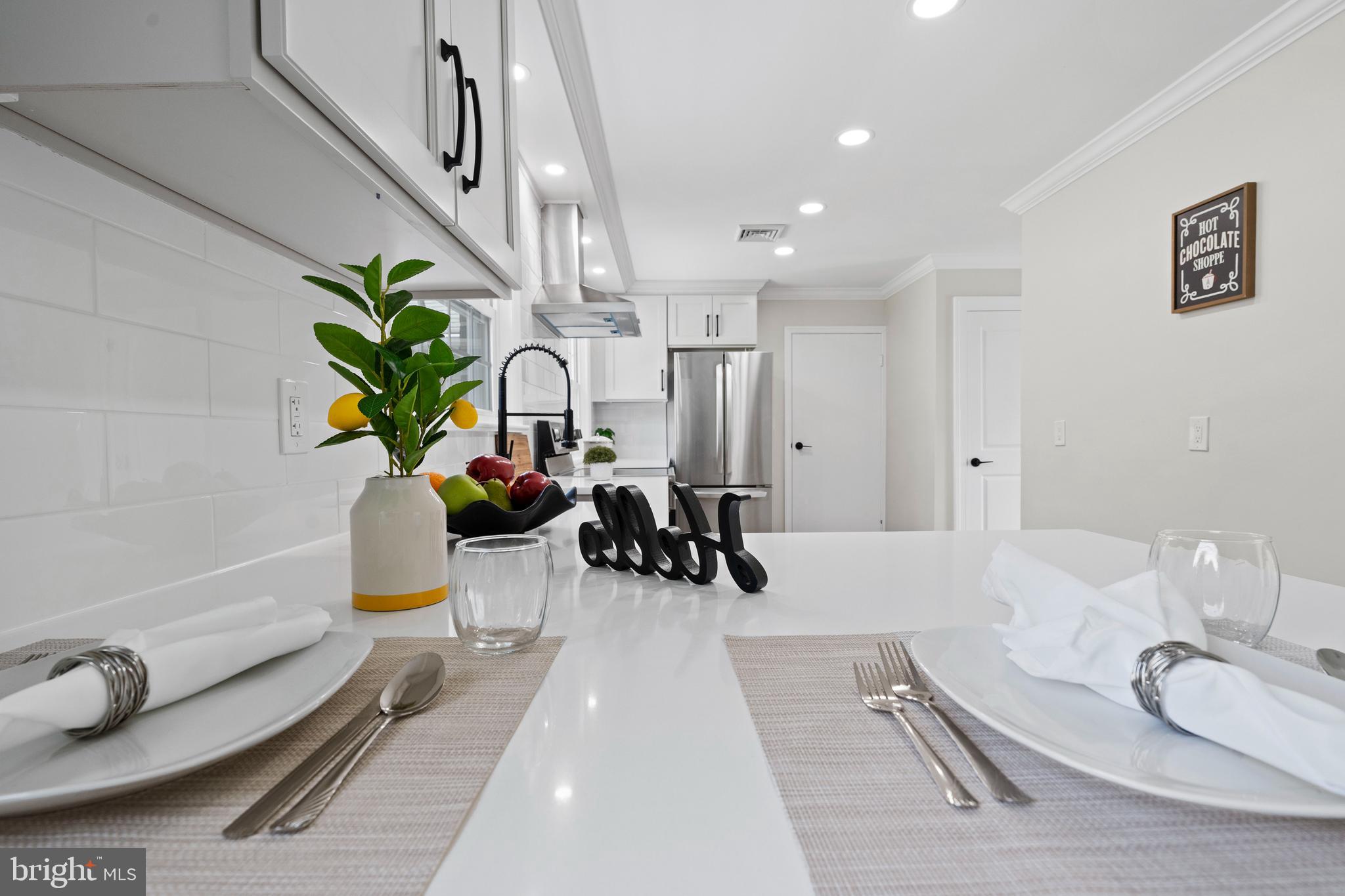285 W 3rd Ave