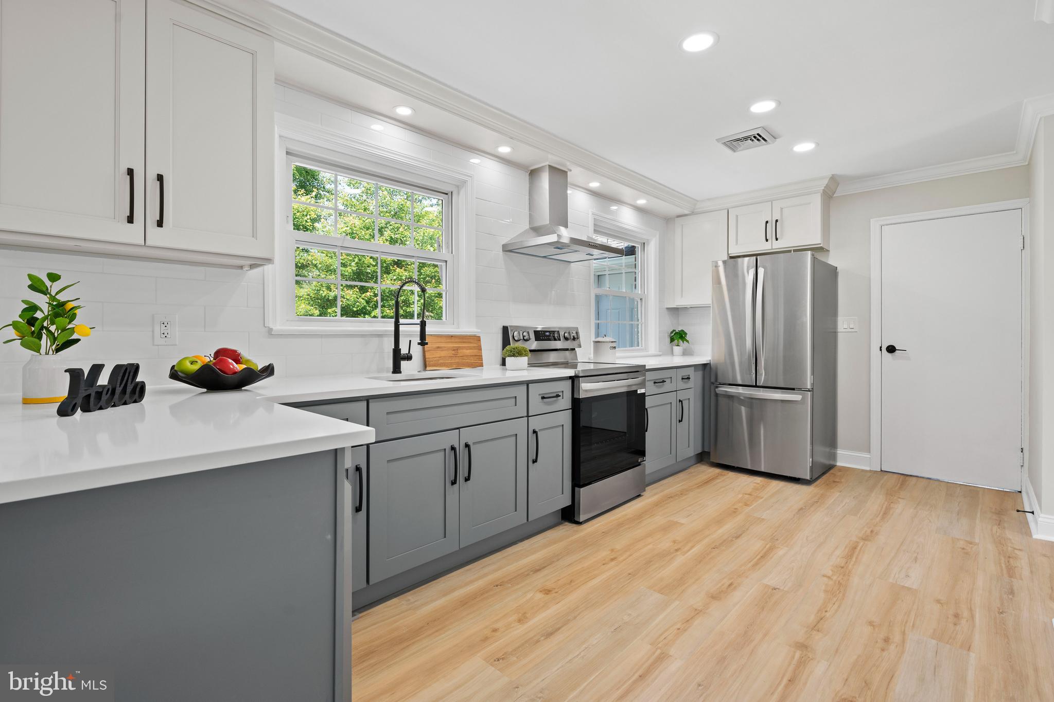 285 W 3rd Ave