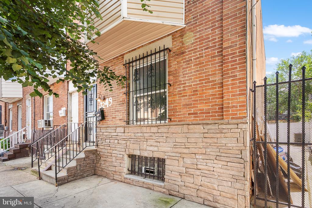 3249 Jasper St