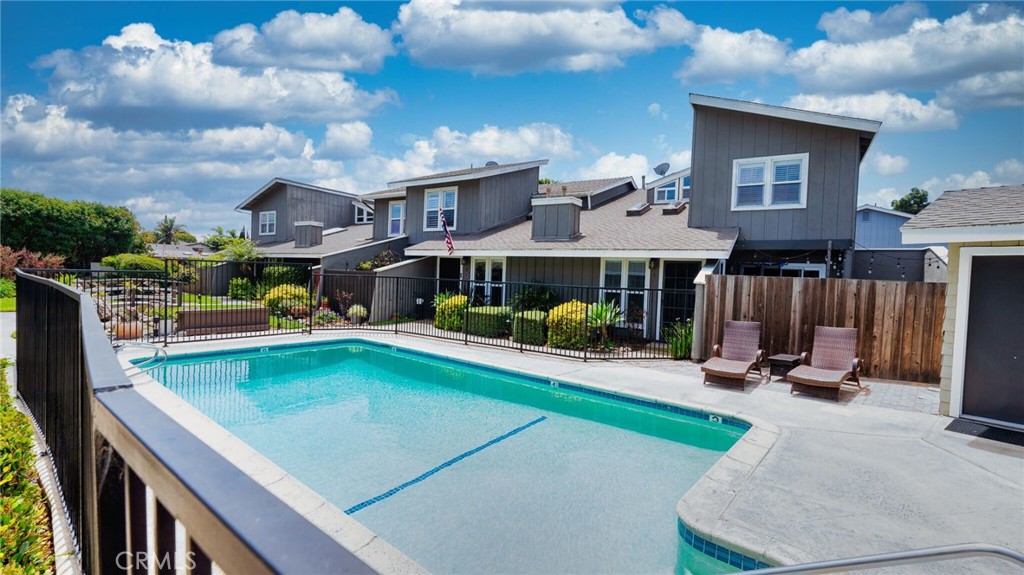 345 University Drive L5