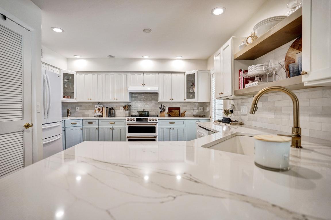 1407 SW Peninsula Lane