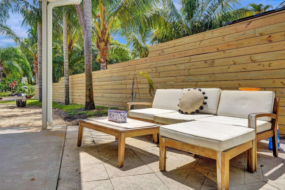 1407 SW Peninsula Lane