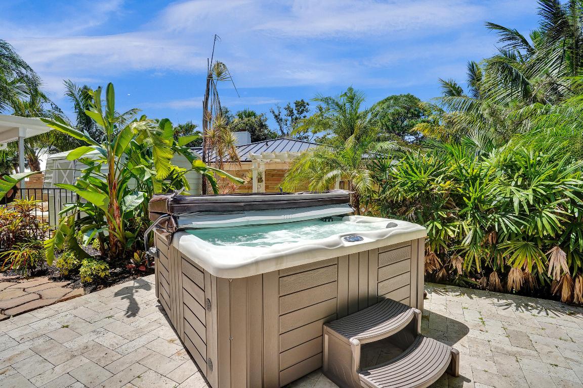 1407 SW Peninsula Lane