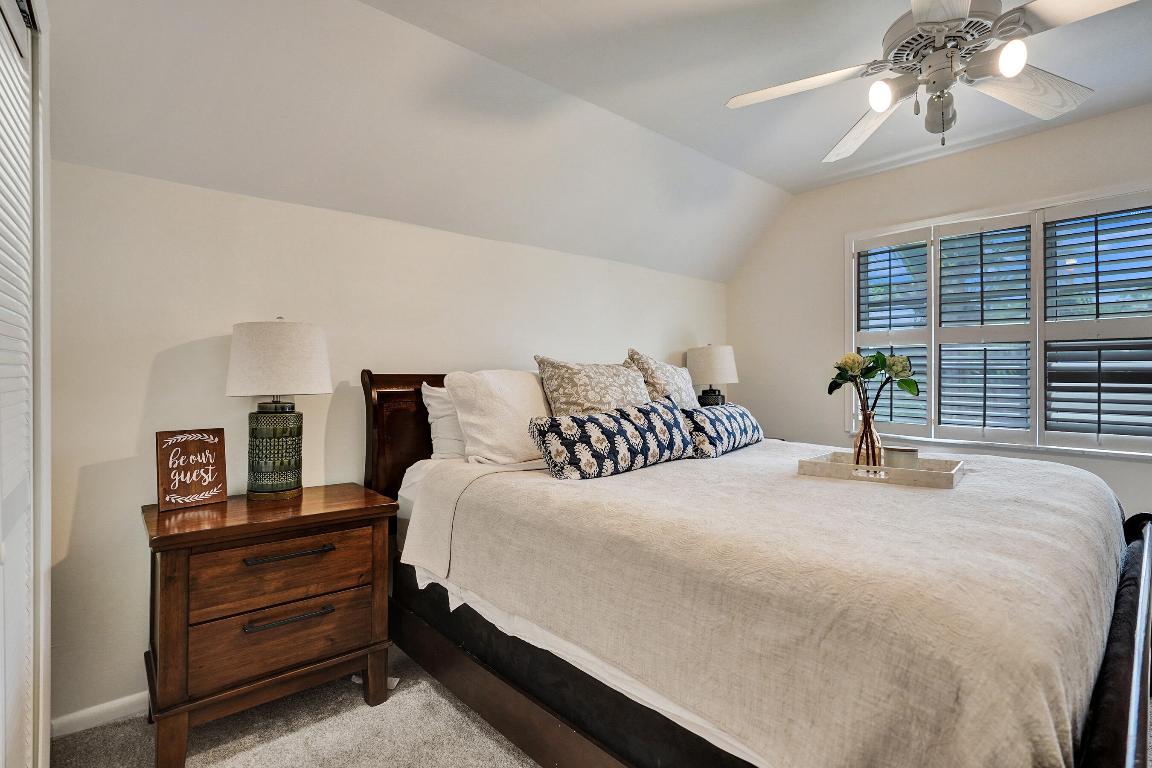 1407 SW Peninsula Lane