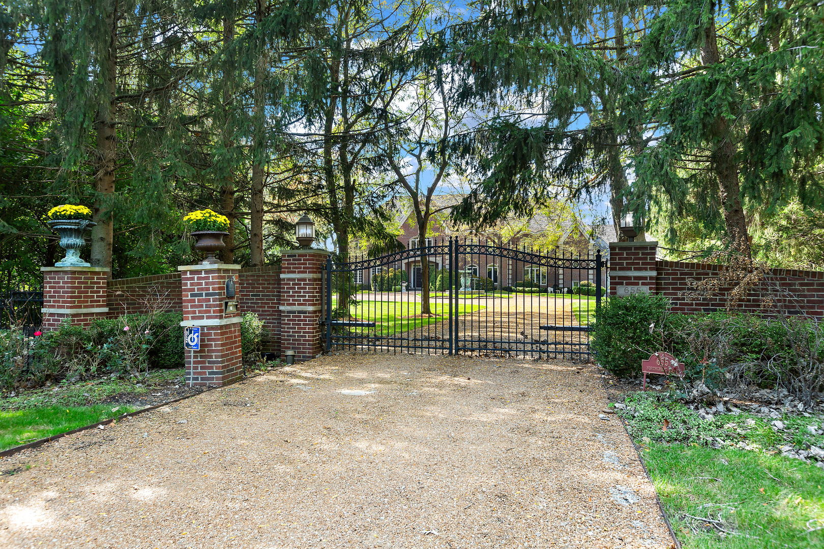 655 W Northcroft Court