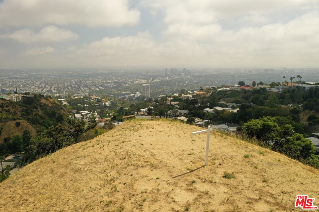 2381 Sunset Plaza Dr
