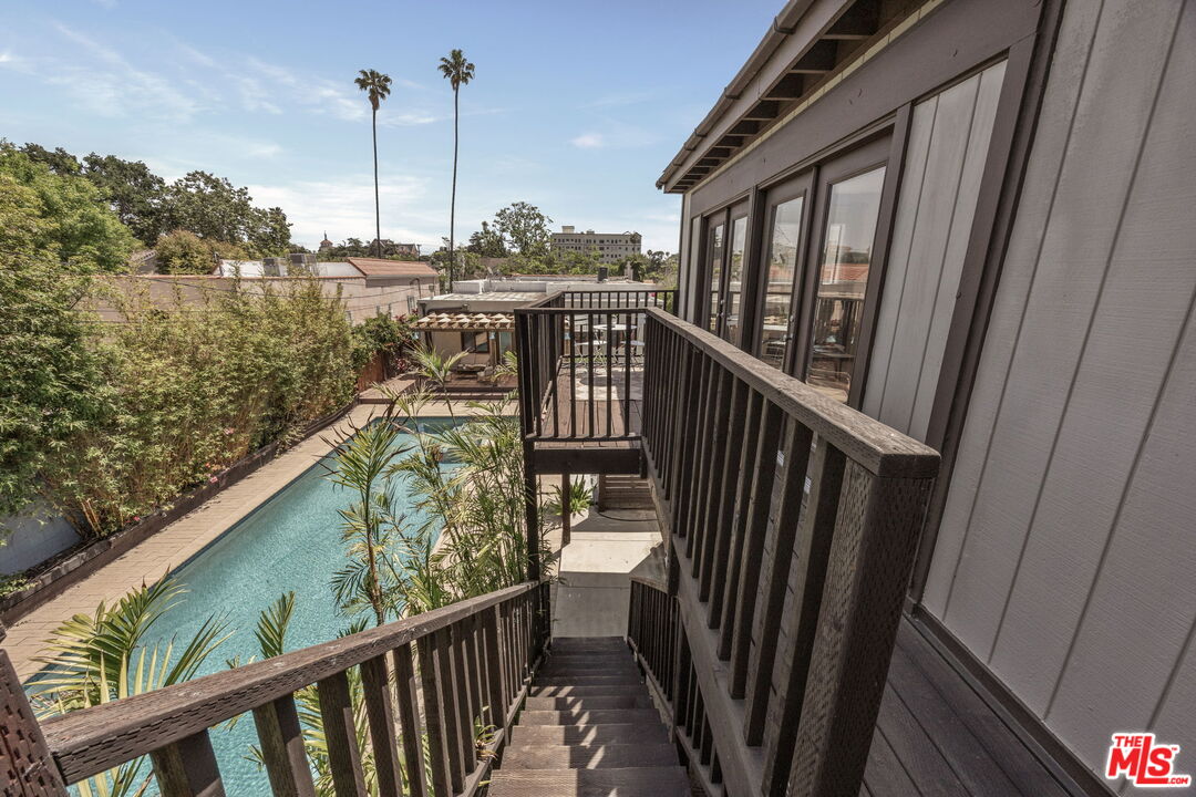571 N Cahuenga Blvd