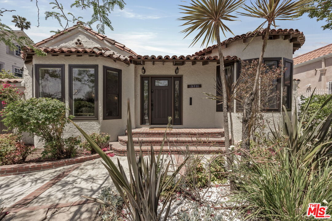 571 N Cahuenga Blvd