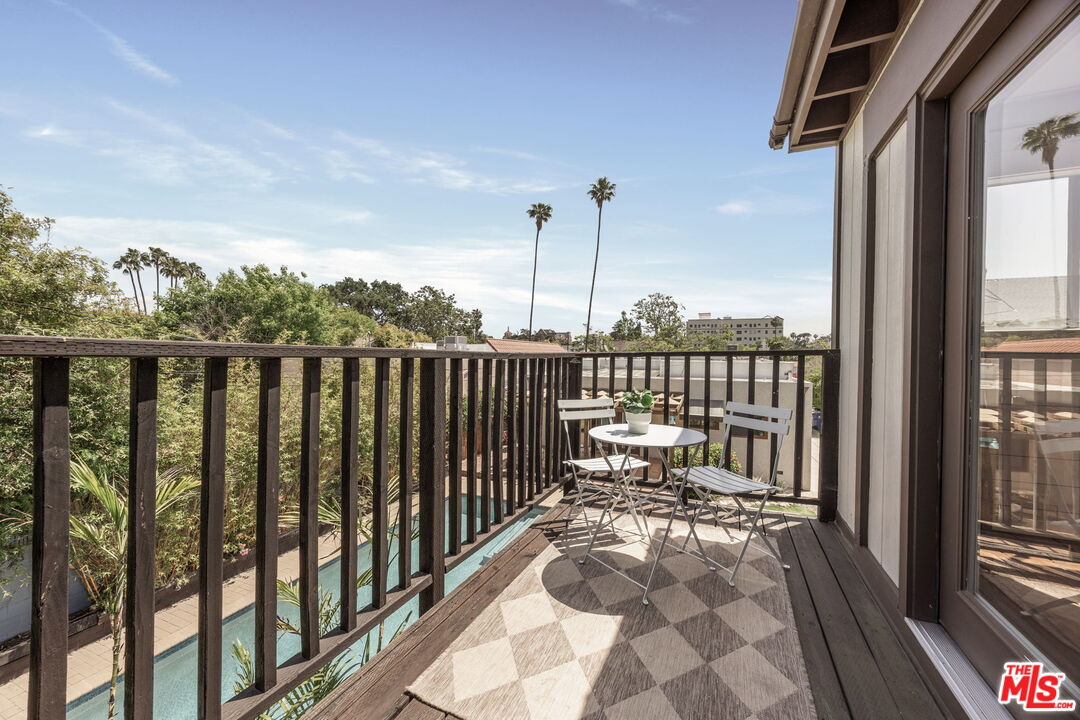 571 N Cahuenga Blvd